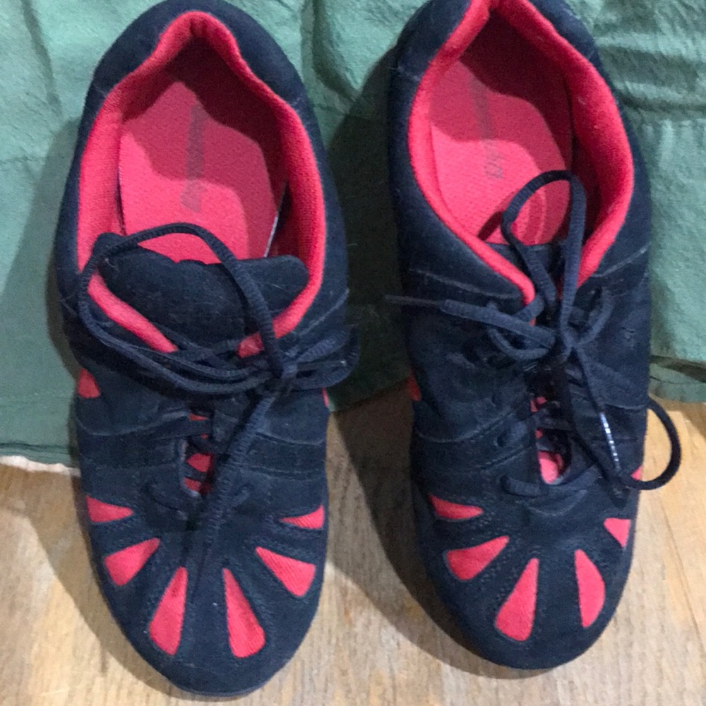 Split sole athletic shoes